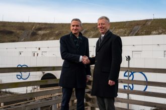 Photo of the handshake between Yann Leriche and Robert Sinclair in front of the Channel Tunnel.