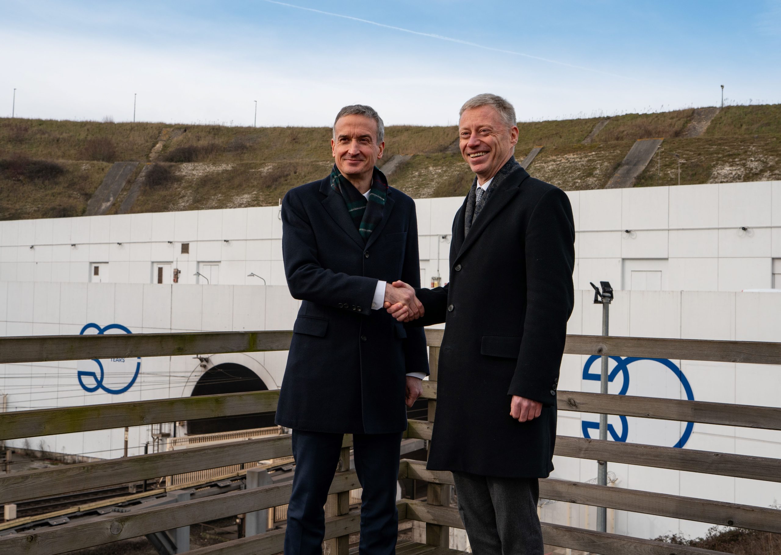 Photo of the handshake between Yann Leriche and Robert Sinclair in front of the Channel Tunnel.